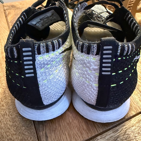 Nike Flyknit Racer - Picture 2 of 4